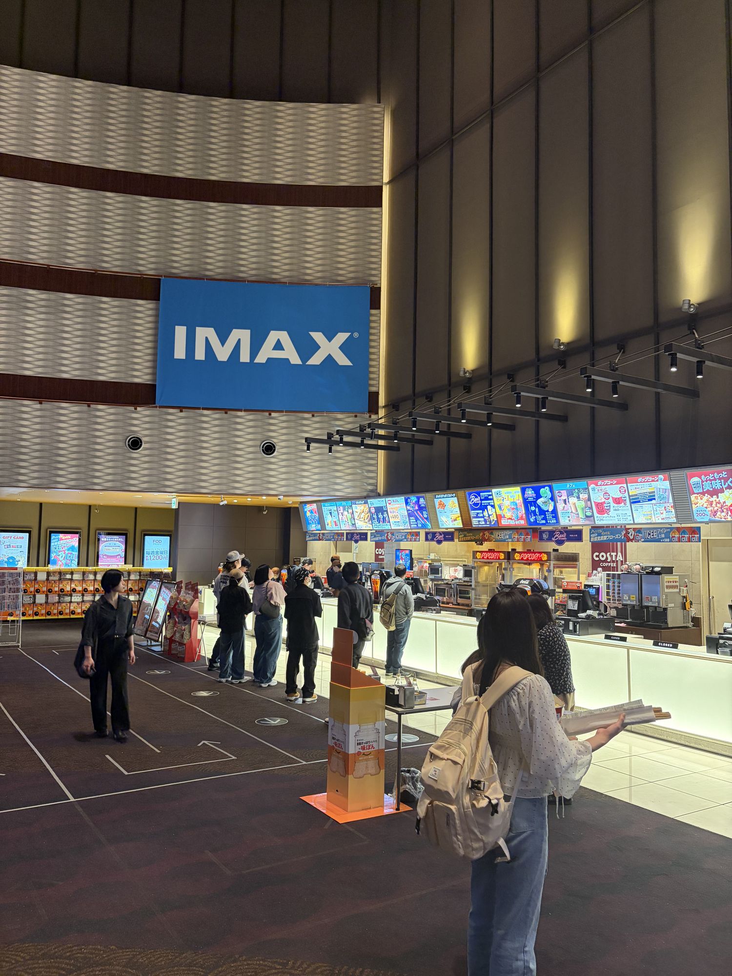 映画館のチケットカウンター