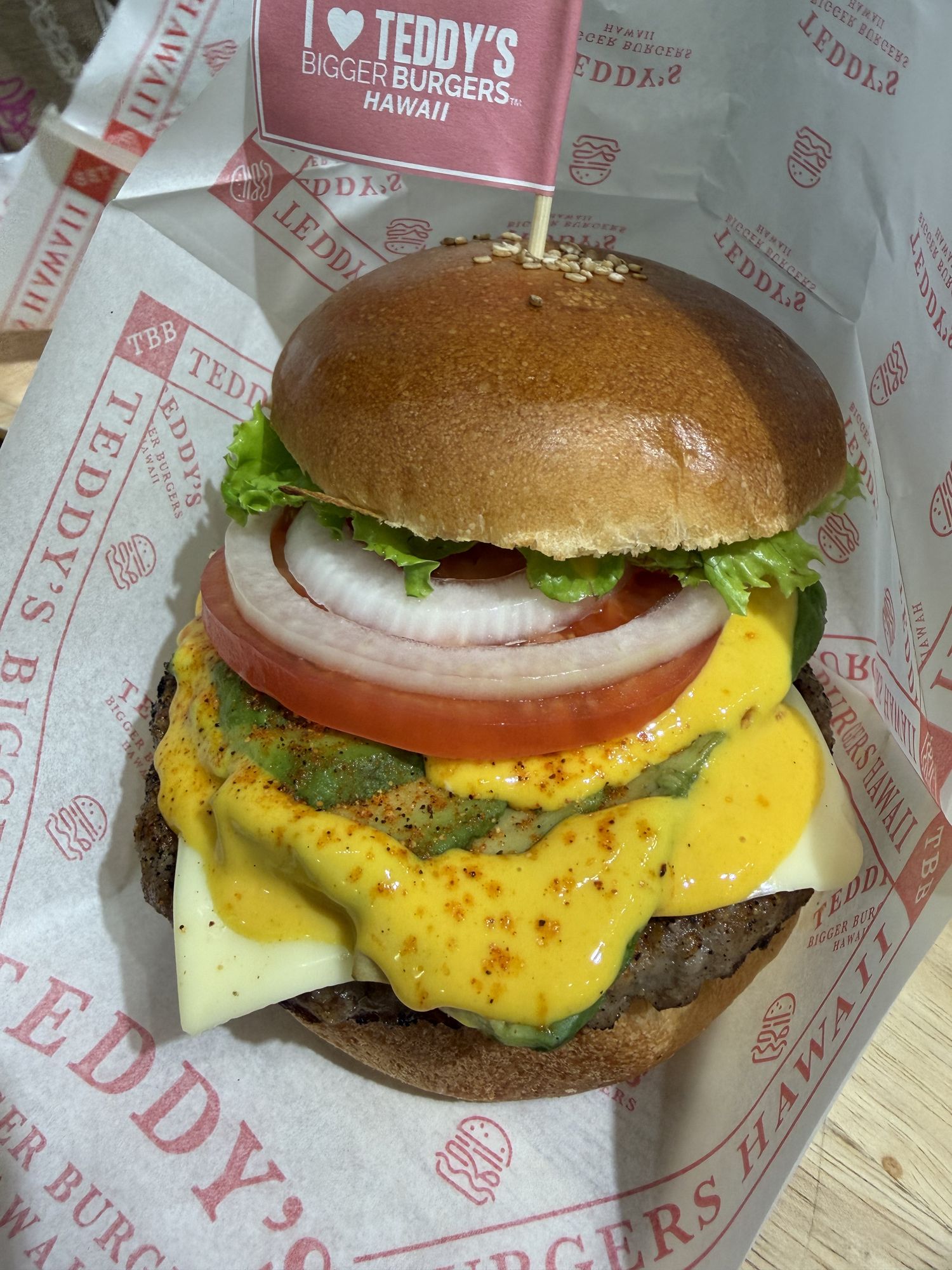 ハワイ気分のハンバーガーと曇り空の観覧車
