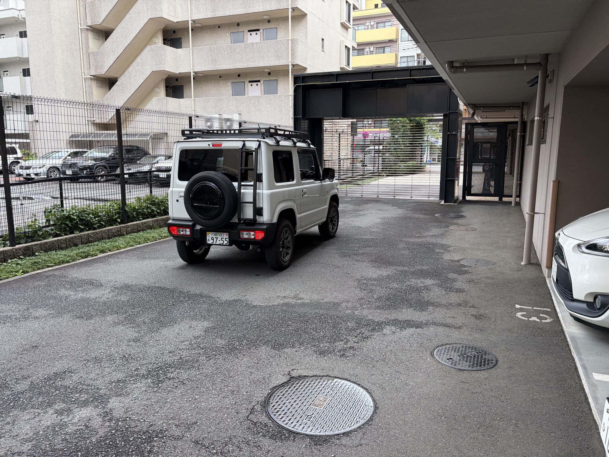 テスラとピザと駐車場